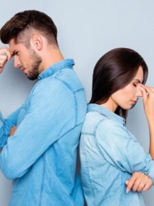 زن و شوهری که از یکدیگر روی برگردانده اند.